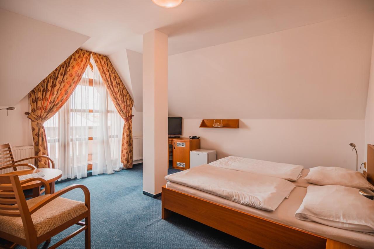 Hotel Krajka**** Vamberk Buitenkant foto